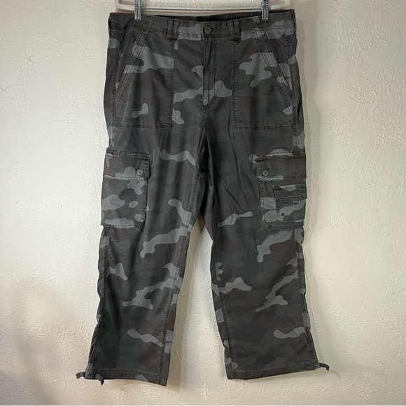 American Eagle Stretch Convertible Baggy Cargo Jogger in Camo - Picture 3 of 13